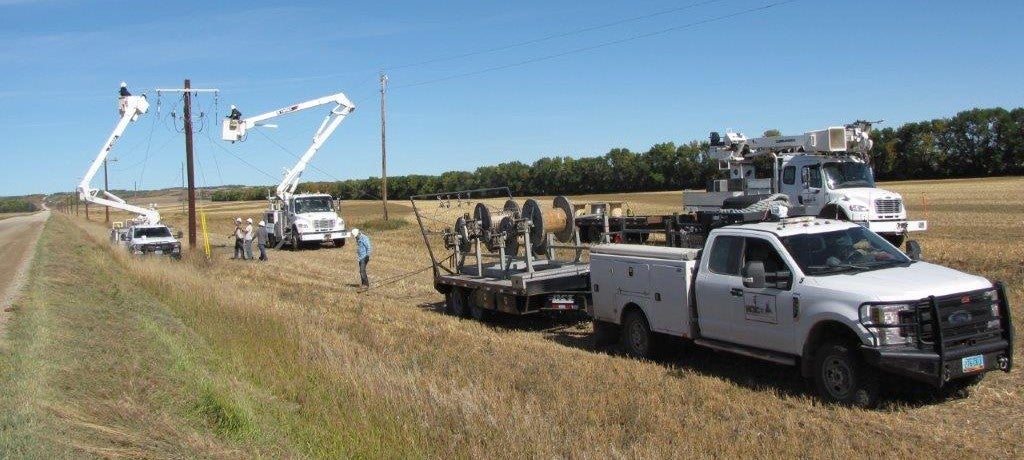 linemen working